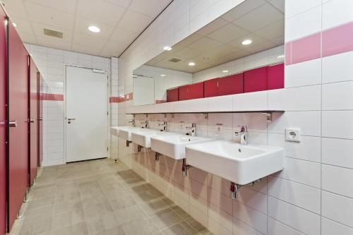 Vonios kambarys apgyvendinimo įstaigoje Hostelle - women only hostel Amsterdam