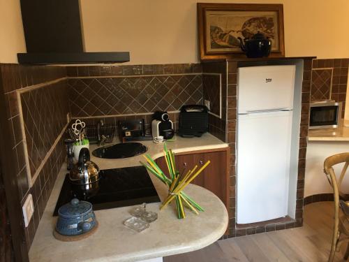 una cucina con un frigorifero bianco e un tavolo di Pantheon Old Suite a Roma