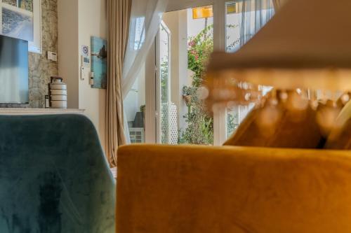 Apartamentos LOLA y MANUELA en primera línea playa Carihuela con excelente Terraza-jardin de 80 m2 frente al Mar con aparcamiento privado Ideal para descansar oyendo las olas del Mar