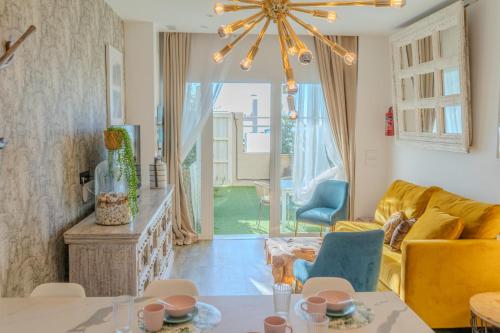 Apartamentos LOLA y MANUELA en primera línea playa Carihuela con excelente Terraza-jardin de 80 m2 frente al Mar con aparcamiento privado Ideal para descansar oyendo las olas del Mar