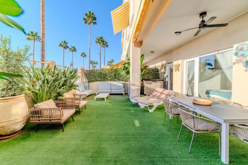 Apartamentos LOLA y MANUELA en primera línea playa Carihuela con excelente Terraza-jardin de 80 m2 frente al Mar con aparcamiento privado Ideal para descansar oyendo las olas del Mar