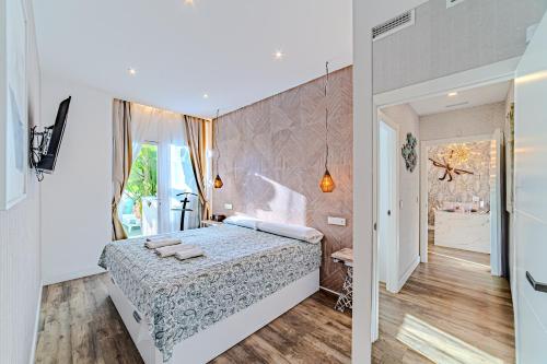 Apartamentos LOLA y MANUELA en primera línea playa Carihuela con excelente Terraza-jardin de 80 m2 frente al Mar con aparcamiento privado Ideal para descansar oyendo las olas del Mar