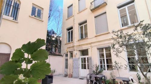 Grand appartement t3 sur cour, centre historique