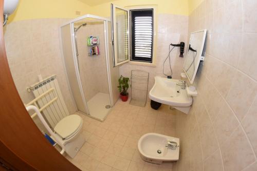uma casa de banho com um chuveiro, um WC e um lavatório. em La Scogliera B&B em San Vito Chietino