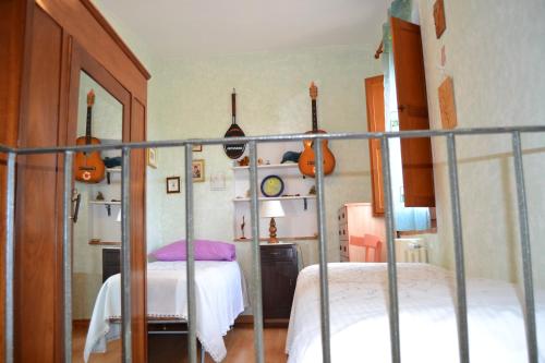 um quarto com uma cama e prateleiras de guitarra em casetta za' Lucia em Rocca San Giovanni