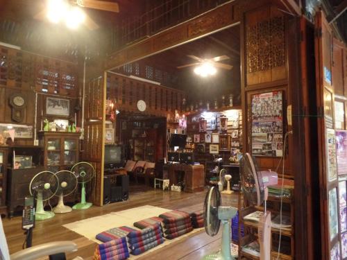 een winkel met een grote spiegel in een kamer bij Ban Mae Arom in Amphawa