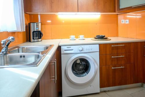 Jenny Sam renovated house for 5 near center and be