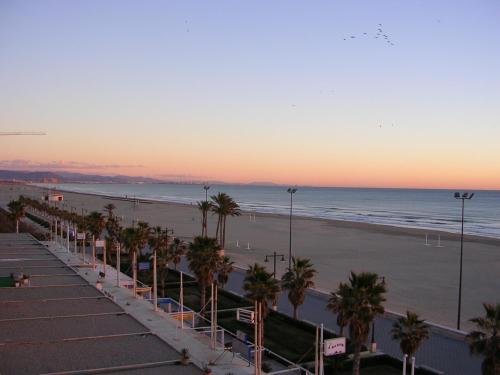 a view of the beach at sunset at El Globo in Valencia