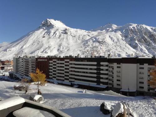 Résidence Le Bec Rouge - joli studio 4 personnes à Tignes ski aux pieds et proche des commerces dans le quartier du Lac. Situé au 6ème étage d'une grande MAE-2125