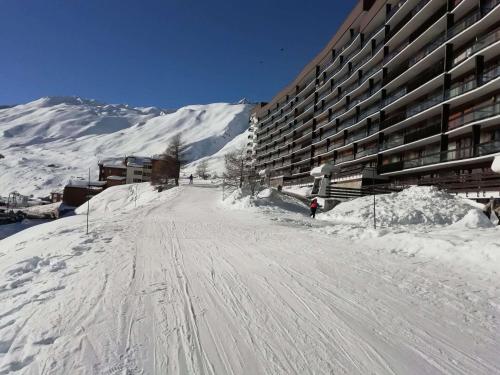 Résidence Le Bec Rouge - joli studio 4 personnes à Tignes ski aux pieds et proche des commerces dans le quartier du Lac. Situé au 6ème étage d'une grande MAE-2125