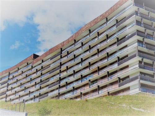 Résidence Le Bec Rouge - joli studio 4 personnes à Tignes ski aux pieds et proche des commerces dans le quartier du Lac. Situé au 6ème étage d'une grande MAE-2125