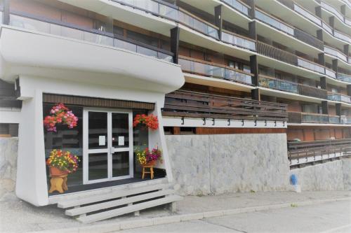 Résidence Le Bec Rouge - joli studio 4 personnes à Tignes ski aux pieds et proche des commerces dans le quartier du Lac. Situé au 6ème étage d'une grande MAE-2125