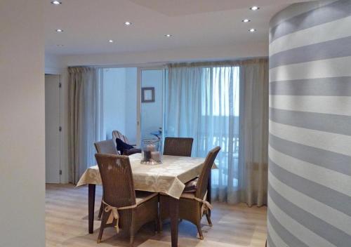 une salle à manger avec une table et quelques chaises dans l'établissement MC Apartment with Parking, à Beausoleil