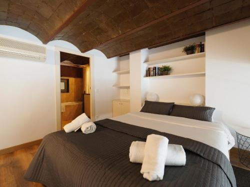 バルセロナにあるPaseo de Gracia Designのベッドルーム1室(大型ベッド1台、タオル付)