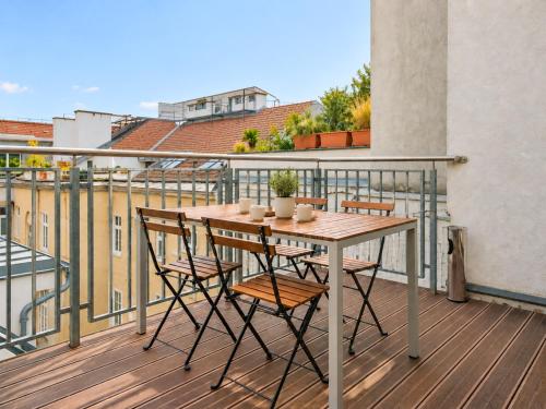 Two Bedroom Rooftop Apartment for 6 near City Center & Metro U2