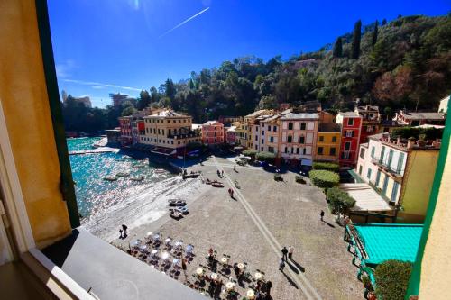 uma vista a partir de uma janela de uma cidade com um rio em Vela Portofino by KlabHouse em Portofino