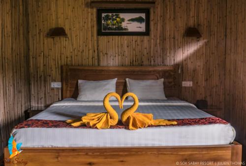
A bed or beds in a room at Sok Sabay Resort
