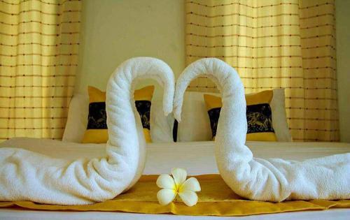 Postel nebo postele na pokoji v ubytování Pranburi Cabana Resort