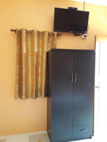 TV a/nebo společenská místnost v ubytování Chanakarn Guesthouse Sangkhla Buri