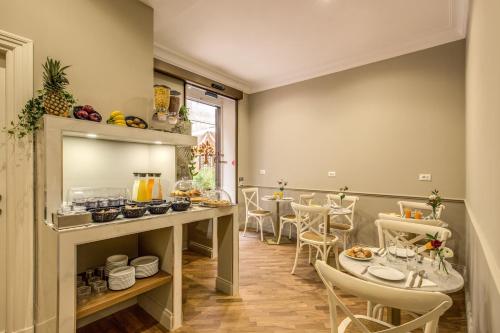 a dining room with a table and chairs at Charme Spagna Boutique Hotel in Rome