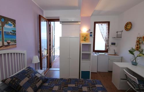 タオルミーナにあるTaormina Wonderful Viewのベッドルーム1室(ベッド1台、デスク付)、キッチン