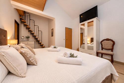 Exquisite Villa with Heated Pool, Sauna, Breathtaking Landscape & Panoramic Views in Banjol