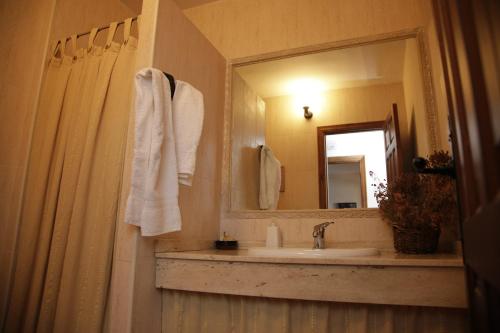 a bathroom with a sink and a mirror at Hostal Restaurante Alto Rey in Arroyo de las Fraguas