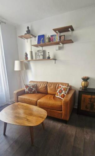 Apartment in Buttes-Chaumont with courtyard