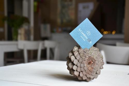a pine cone with a blue card on it at La Combriccola in Santarcangelo di Romagna