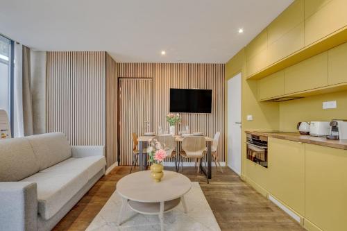 Charming 38 m apartment with a piano Paris 14th