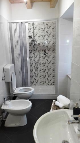 a bathroom with a toilet and a sink and a shower at B&B Mastro Francesco in Scilla
