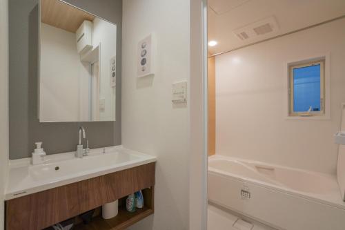 Tabi Time Kishinosato Miyama 入り口の桜並木 住吉大社-関西国際空港へ電車で直通 バスルーム2つ