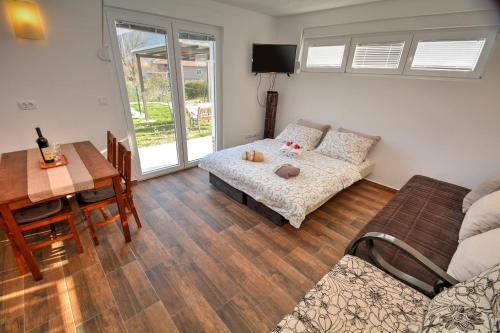 een woonkamer met een bank en een tafel bij Apartments Blazevic in Herceg-Novi