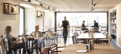 un groupe de personnes assises à table dans un restaurant dans l'établissement Hotel Bären, à Mellau