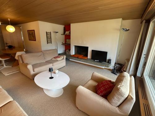 Gstaad 2 Bed Alpine Retreat Sleeps 6, 2 Min Walk to Eggli, Views and Parking