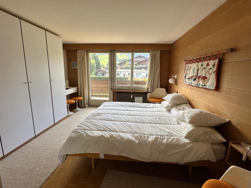 Gstaad 2 Bed Alpine Retreat Sleeps 6, 2 Min Walk to Eggli, Views and Parking