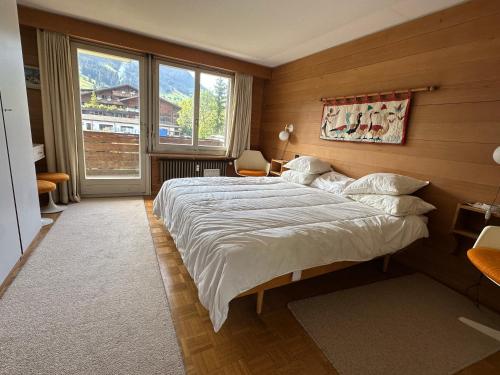 Gstaad 2 Bed Alpine Retreat Sleeps 6, 2 Min Walk to Eggli, Views and Parking
