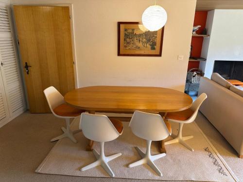 Gstaad 2 Bed Alpine Retreat Sleeps 6, 2 Min Walk to Eggli, Views and Parking