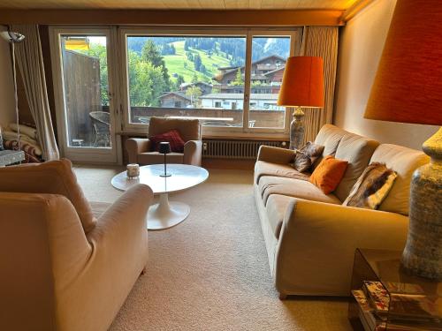 Gstaad 2 Bed Alpine Retreat Sleeps 6, 2 Min Walk to Eggli, Views and Parking