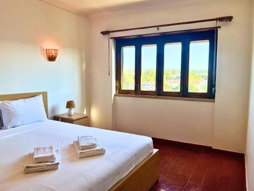 Casa do Castelo - Calm and lovely 2 & 3 bedroom Apt Near the Beach