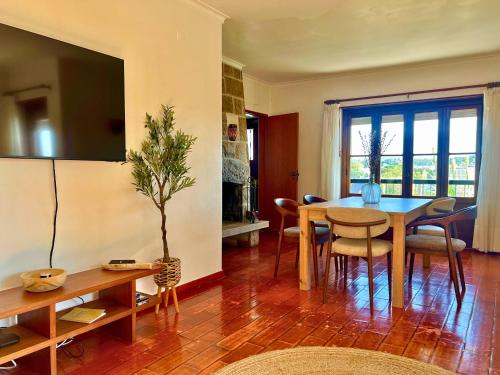 Casa do Castelo - Calm and lovely 2 & 3 bedroom Apt Near the Beach
