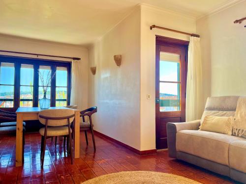 Casa do Castelo - Calm and lovely 2 & 3 bedroom Apt Near the Beach