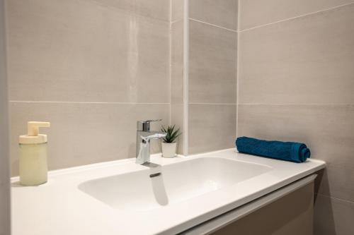 JOLI PETIT STUDIO RENOVE au QUARTIER MONTORGUEIL CENTRE PARIS !