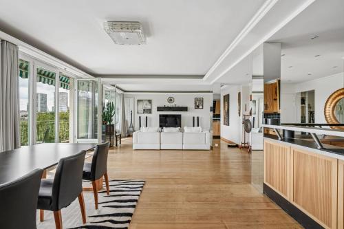 Passy - Pdt Kennedy 2 bd by B'Your Home
