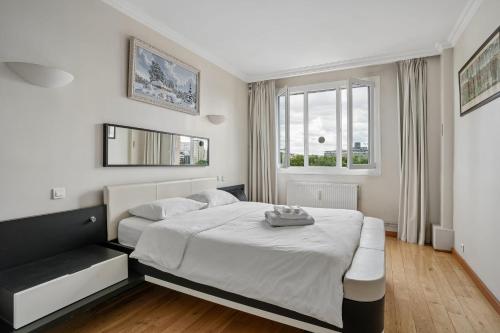 Passy - Pdt Kennedy 2 bd by B'Your Home