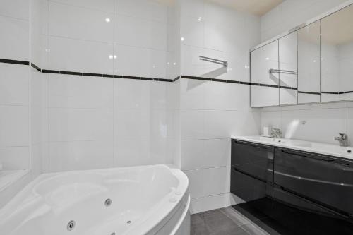 Passy - Pdt Kennedy 2 bd by B'Your Home