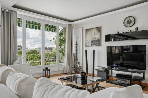 Passy - Pdt Kennedy 2 bd by B'Your Home