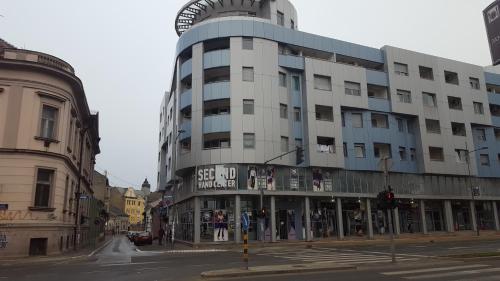 ein großes Gebäude in einer Stadtstraße mit einer Straße in der Unterkunft Apartment Centrum - Free private parking in Novi Sad