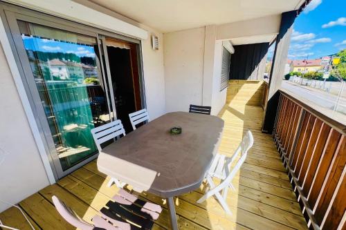 Warm 29m with balcony and lake view