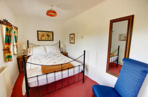 Cama ou camas em um quarto em West Bowithick Holiday Cottages